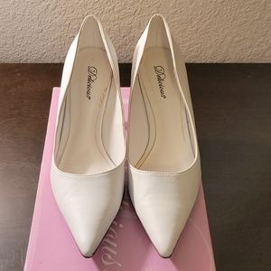 (3/$20) Delicious Eluda White Pump